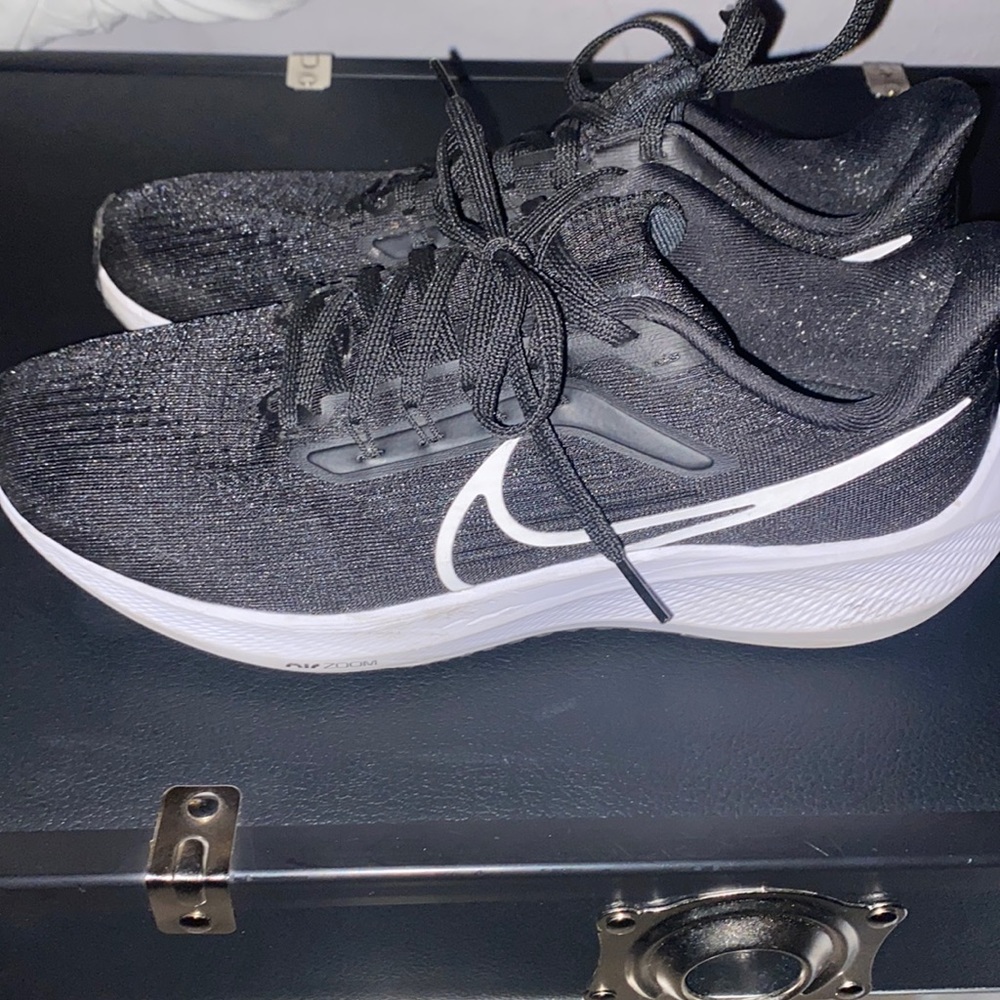 Black and white nikes men’s size 8 women’s 9.5